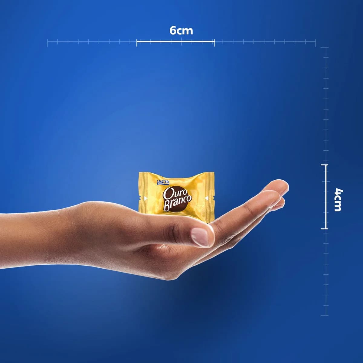 Bombom Ouro Branco sobre prato com tabela nutricional ao lado