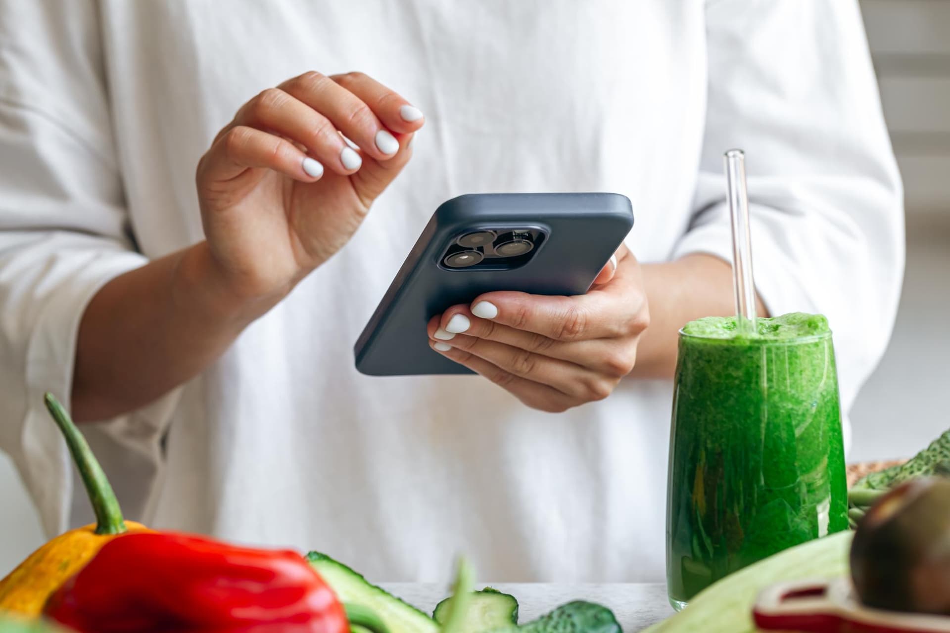 Nutricionista e usuário acompanhando alimentação pelo WhatsApp em um smartphone
