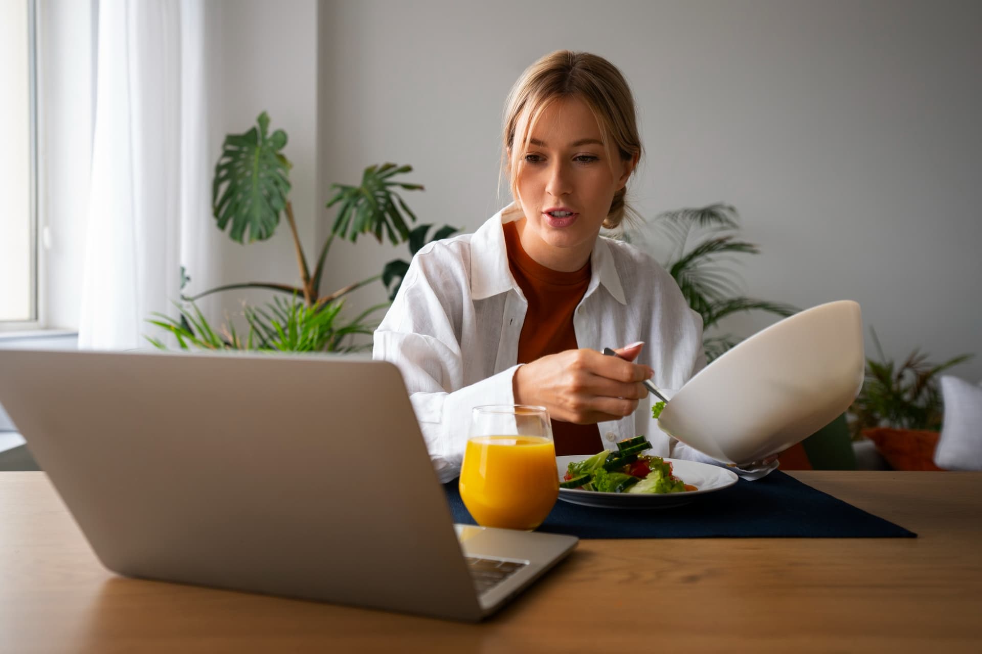 Nutricionista analisando no laptop conversa de acompanhamento de saúde pelo WhatsApp